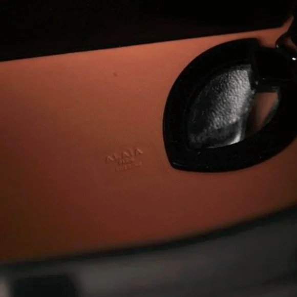 Alaïa Black Pebbled Leather Tote - Picture 8 of 9